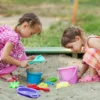 Varfëria e formëson trurin e fëmijëve më shumë sesa prindërimi apo IQ, thotë studimi