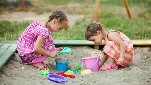 Varfëria e formëson trurin e fëmijëve më shumë sesa prindërimi apo IQ, thotë studimi