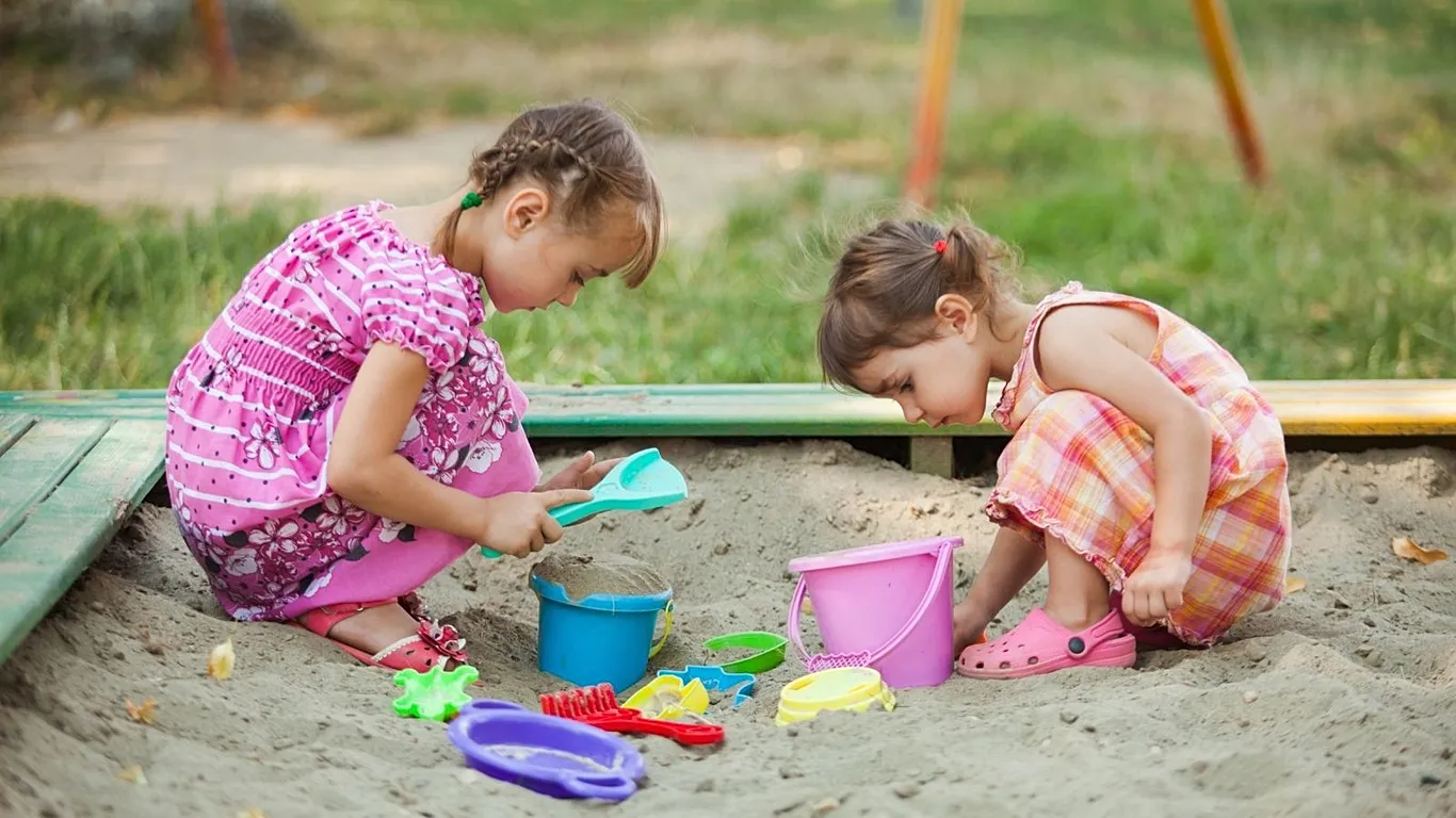 Varfëria e formëson trurin e fëmijëve më shumë sesa prindërimi apo IQ, thotë studimi