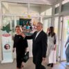 Bedri Hamza voton në Mitrovicë, i shoqëruar nga bashkëshortja e tij