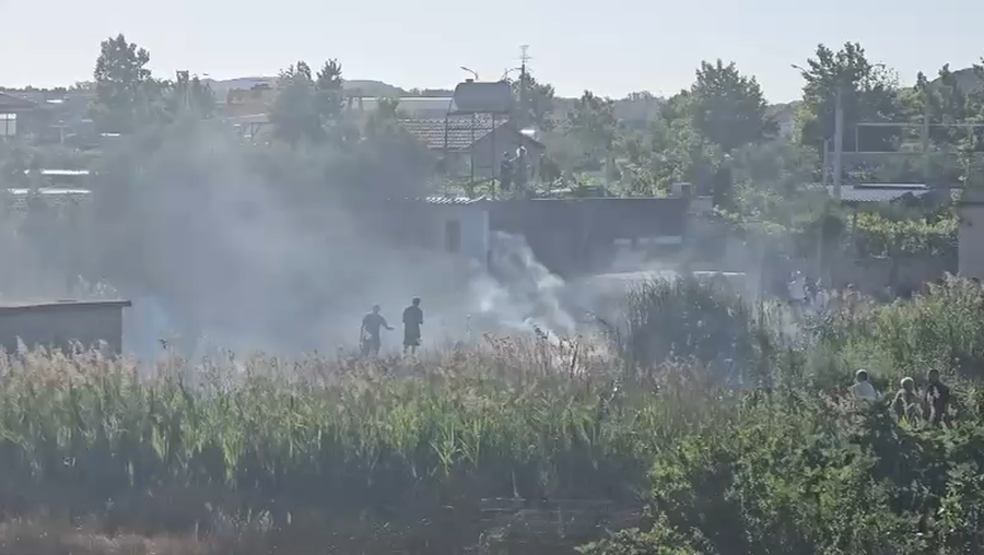 Zjarr në Vlorë, rrezikohen edhe banesat