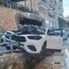 Aksident i frikshëm në Sarandë, makina del nga rruga dhe përplaset me barrierat