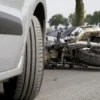 Lëndohet një motoçiklist në Ferizaj pas përplasjes me dy vetura