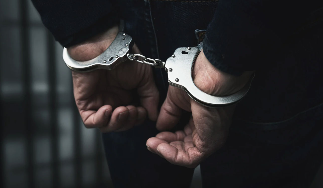 Policia kap në flagrancë burrin duke rrahur familjarët në Mitrovicë
