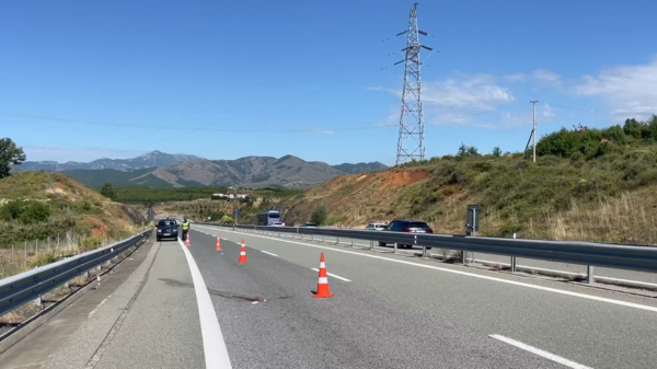 Një kosovar goditet nga automjeti në “Rrugën e Kombit”, në gjendje të rëndë