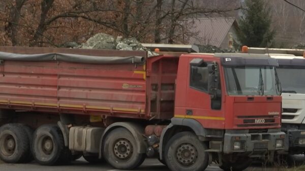 Plani terrorist: Automjetet në barrikada ishin me eksploziv (VIDEO)
