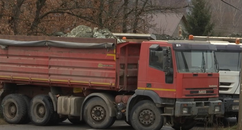 Plani terrorist: Automjetet në barrikada ishin me eksploziv (VIDEO)