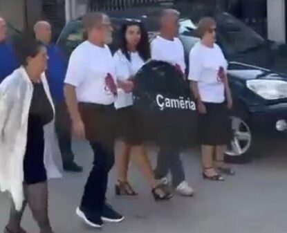 Kurorë e zezë para ambasadës greke në Prishtinë në kujtim të viktimave çame