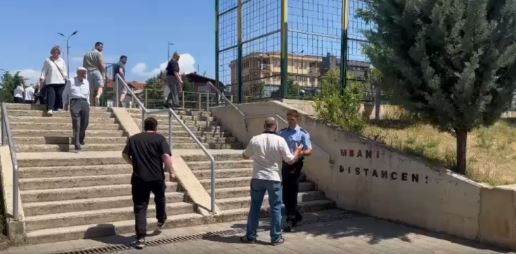 Qytetari e shqyen fletëvotimin në Shkollën “Ismail Qemali”, shoqërohet në polici