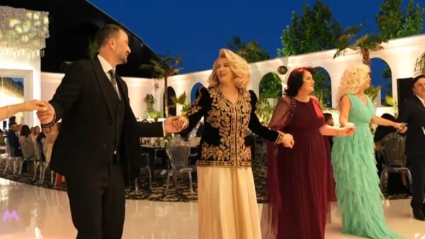 “Me pyet nanën s’i kish larguar”, pamje ekskluzive nga dasma e Agnesës, vajzës së Shkurte Fejzës (VIDEO)