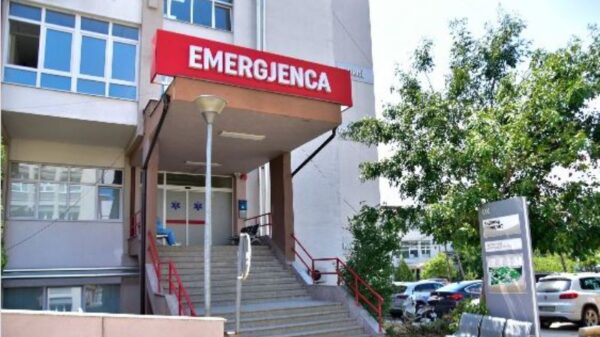 Vajza e të dyshuarit për vrasjen në Ferizaj ka pësuar lëndime, po trajtohet në QKUK