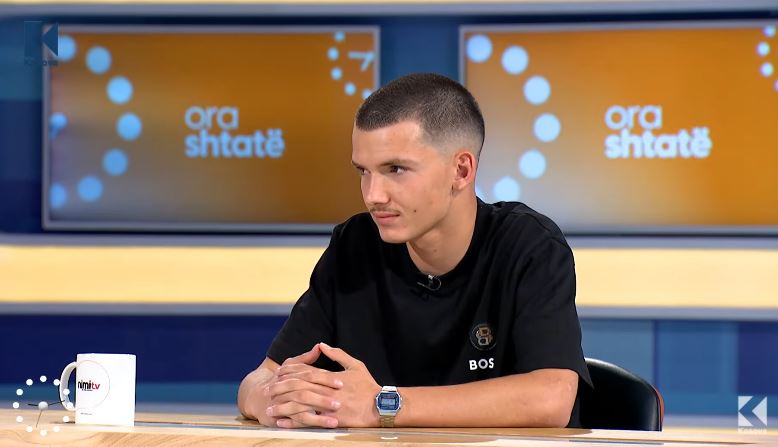 “Lutja ime e parë ishte për prindërit” – Rrëfimi ekskluziv i të riut që kreu Haxhin në moshë të re (VIDEO)