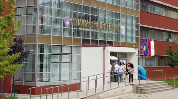 ZKA gjen shkelje në Komunën e Vushtrrisë: Mësuesja u transferua në shkollë tjetër pa konkurs të ri