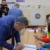 Radoniqi i KQZ-së hedh votën e parë në zgjedhjet e sotme