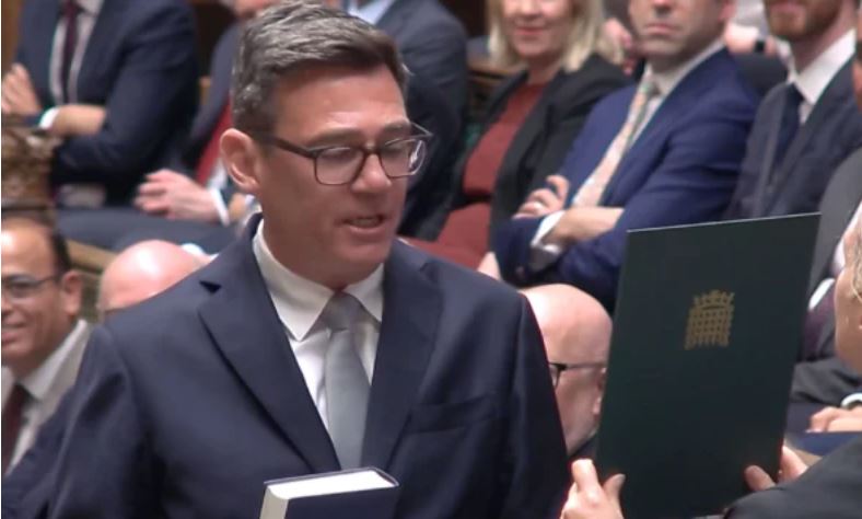 Favorit për kryeministër britanik, Andy Burnham betohet si deputet