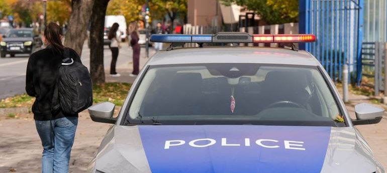 Avokati Kadolli flet pas shpërthimit në Prizren: Mjeti shpërthyes ra në pronën e fqinjit, m’u dogj vetura