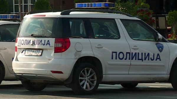 E rëndë në Shkup: Vjehrra e nxjerr nga furgoni dhe e përplas për toke nusen (VIDEO)