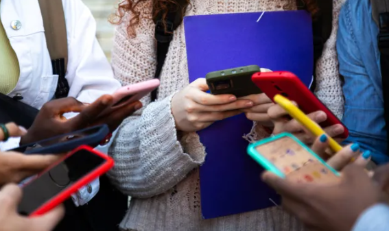 Prindërit në alarm: Si ta dalloni varësinë e fëmijëve nga rrjetet sociale?