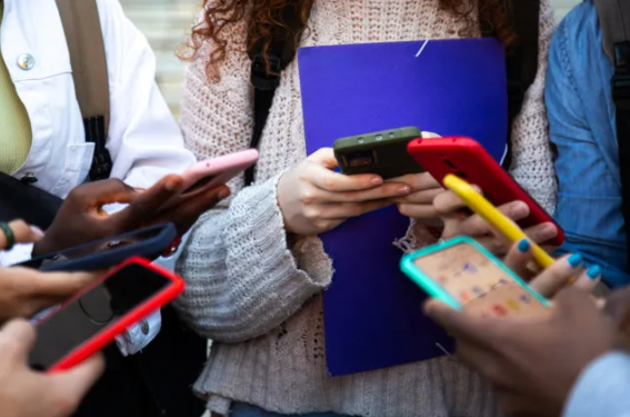 Prindërit në alarm: Si ta dalloni varësinë e fëmijëve nga rrjetet sociale?