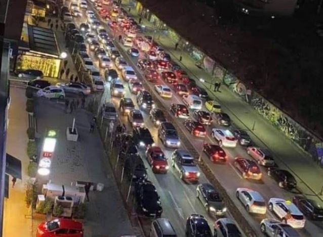 “Një javë pa gjumë”, e moshuara alarmon për garat me motorë në Rrugën B (VIDEO)