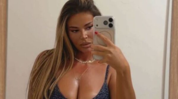 Santiana Maloku sensuale në pozën e fundit para pasqyrës