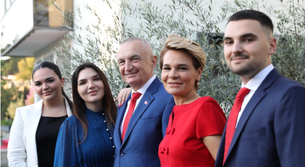 Djali i Ilir Metës i dhuron këngëtares trëndafilin më të bukur