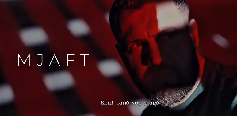 Revolta e artistëve, Luizi me këngë për protesta