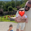 Arian Agushi me fëmijët vizitë te varrezat e dëshmorëve në Gllogjan