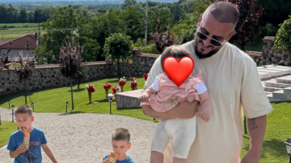 Arian Agushi me fëmijët vizitë te varrezat e dëshmorëve në Gllogjan
