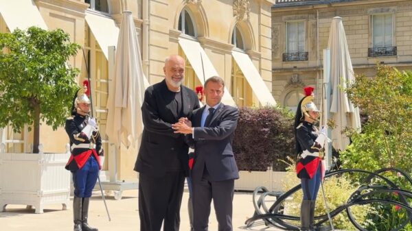 Rama nis vizitën zyrtare në Paris, pritet në Pallatin Elysee nga Presidenti Macron