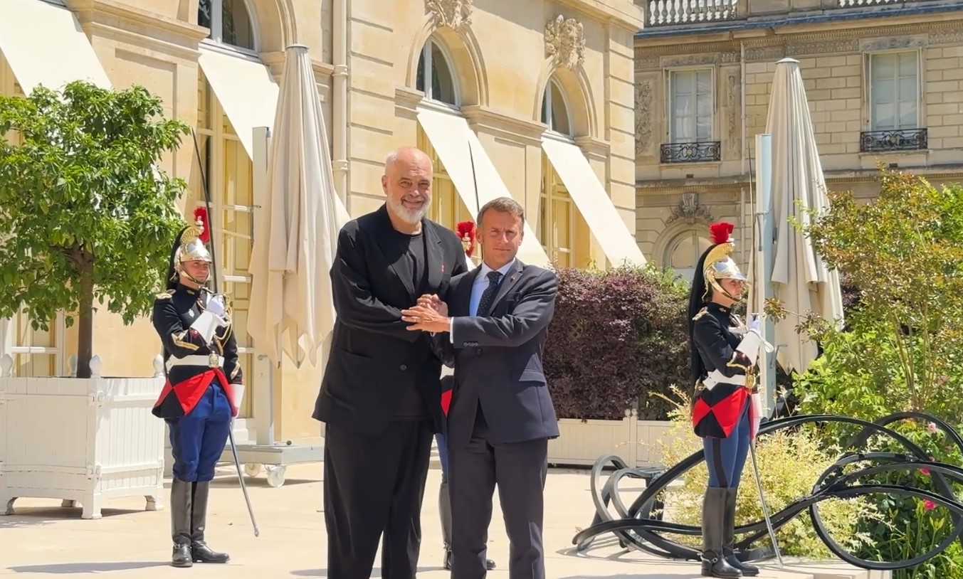Rama nis vizitën zyrtare në Paris, pritet në Pallatin Elysee nga Presidenti Macron