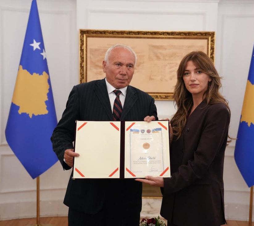 Haxhiu dekoron komandant Adem Shehin me “Urdhrin e Lirisë”