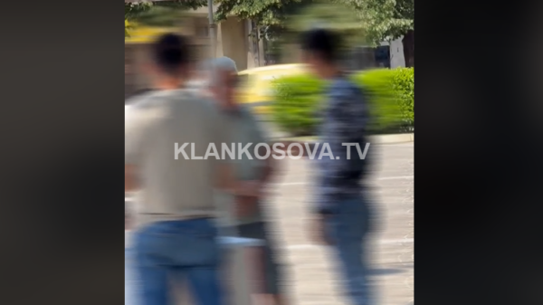 Konflikt verbal në qendër të Pejës te shtandi i LVV-së (VIDEO)