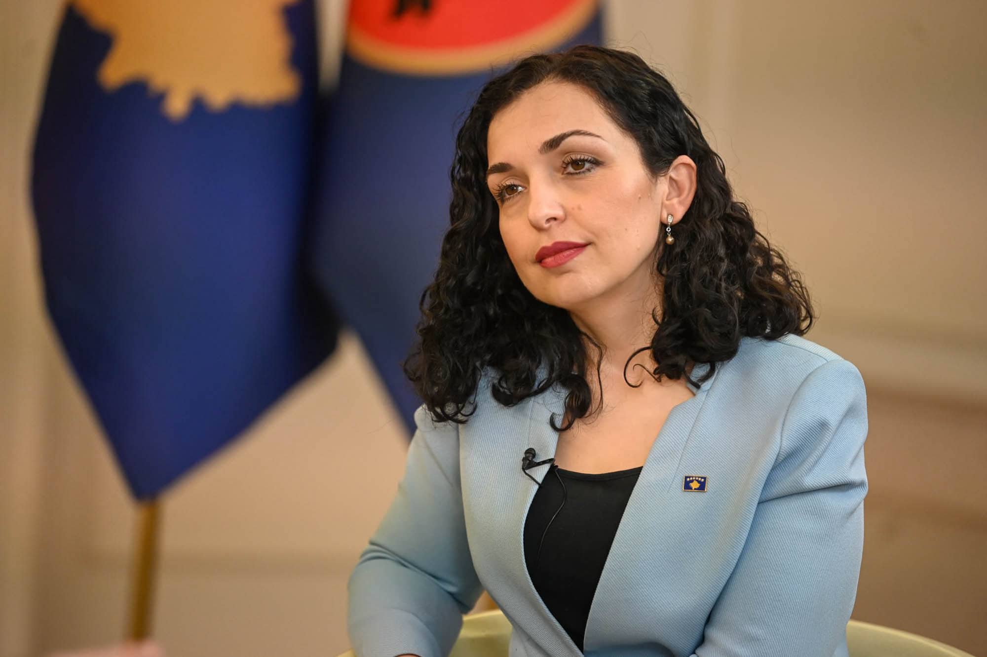 Vjosa Osmani i kthehet jetës reale, ja çfarë bën një ditë para zgjedhjeve
