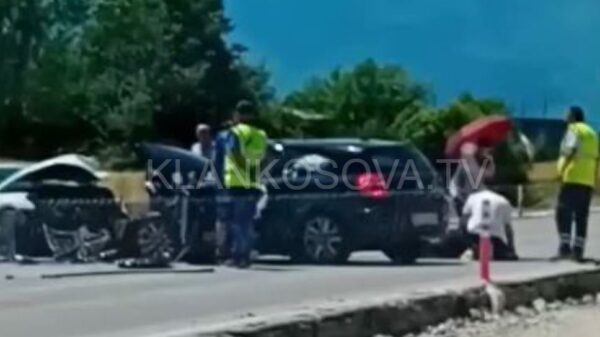 Katër të lënduar nga një aksident në rrugën Pejë-Prishtinë