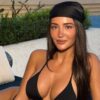 Alba në bikini të zeza, duket seksi