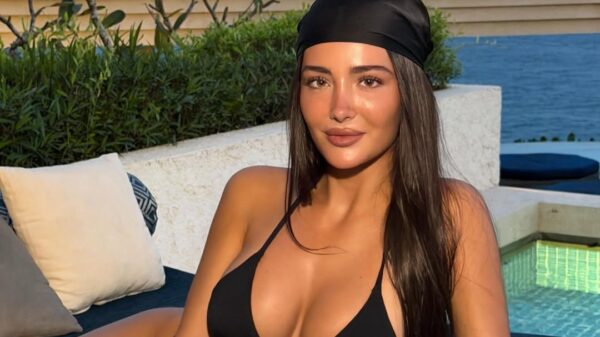 Alba në bikini të zeza, duket seksi