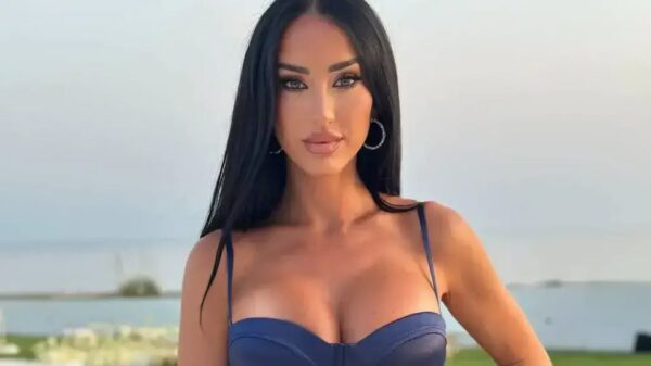 Fustani ultra i shkurtër i Aurah Ruiz po komentohet më shumë se koncerti