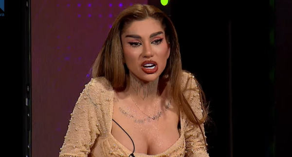 Bia nxjerr videon duke u perplasur me gjyshen, akuza per abuzim e presion financiar