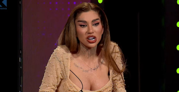 Bia nxjerr videon duke u perplasur me gjyshen, akuza per abuzim e presion financiar