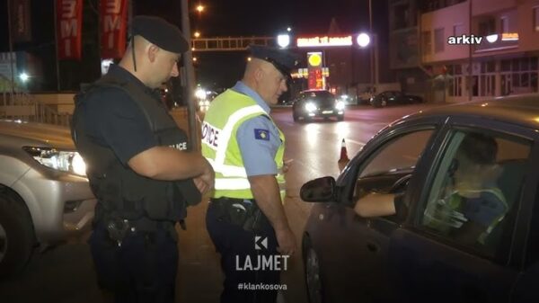 Gara me vetura në zonë të banuar në Pejë, shoferët gjobiten me nga 500 euro