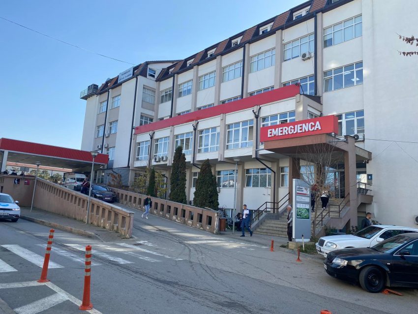 73-vjeçarja e goditur nga automjeti në Mitrovicë në gjendje të rëndë, flasin nga QKUK-ja