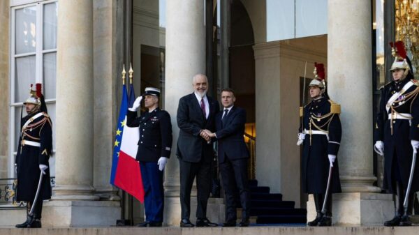 Rama nesër në Paris, pritet të ketë takim me presidentin francez