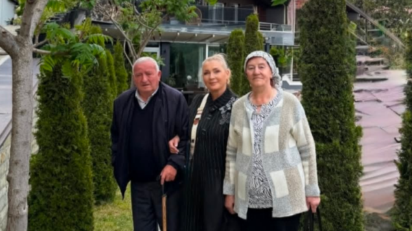 Remzie Osmani shfaqet në krahë të prindërve, ka një dedikim emocional për ta