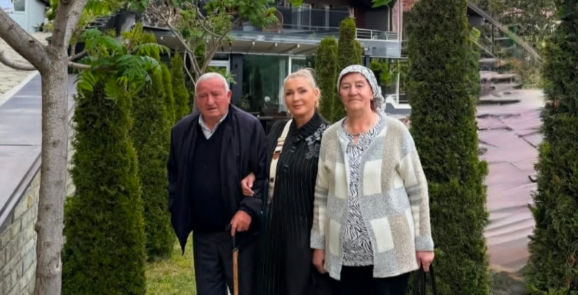 Remzie Osmani shfaqet në krahë të prindërve, ka një dedikim emocional për ta