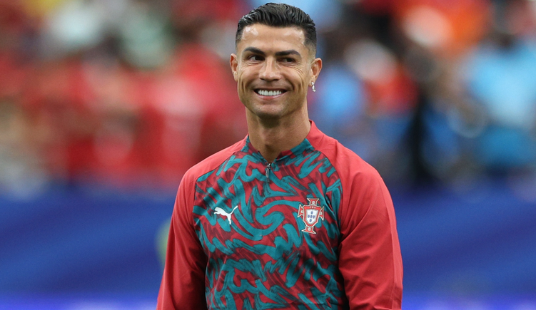 Këpucët e Ronaldos përmbajnë një dedikim prekës për fëmijët e tij