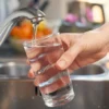 Banorët në një lagje të Prizrenit ankohen për shtypjen e ujit, Totaj: Është përgjegjësi e nivelit qendror