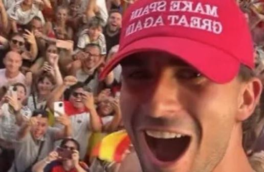 Torres nuk tërhiqet pas kritikave, prapë foto me kapelën “Make Spain Great Again”
