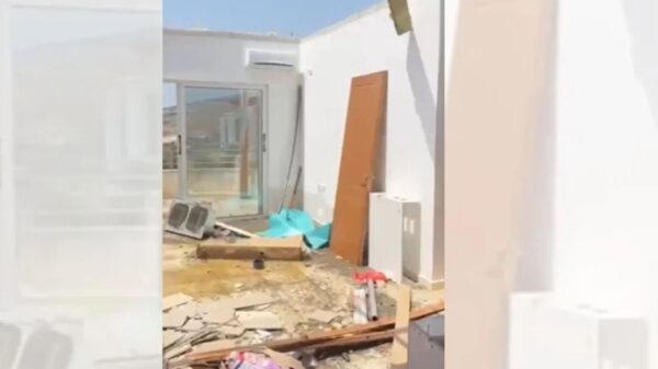 Stuhia në Sarandë – “Fluturon” çatia në një banesë 12-katëshe, 4 familje mbesin pa strehë