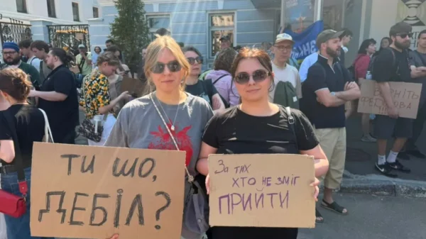 Protesta në Ukrainë pas shkarkimit të ministrit të Mbrojtjes, Zelensky përballet me kritika